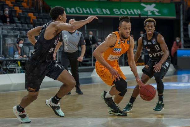 甚至否定他 甚至否定他